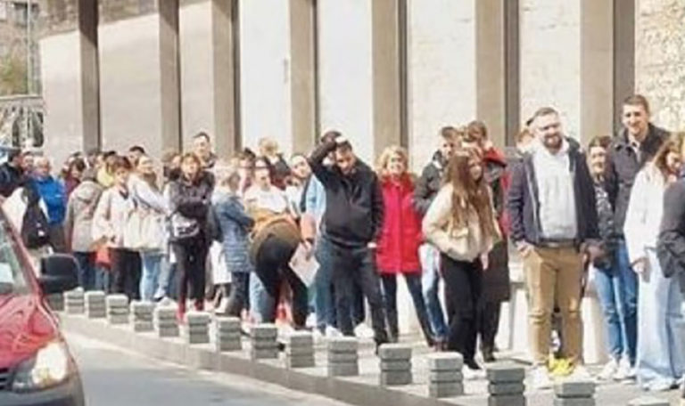 Ansturm auf deutsche Botschaft in Bosnien: Menschen warten auf Arbeitsvisa (FOTO)