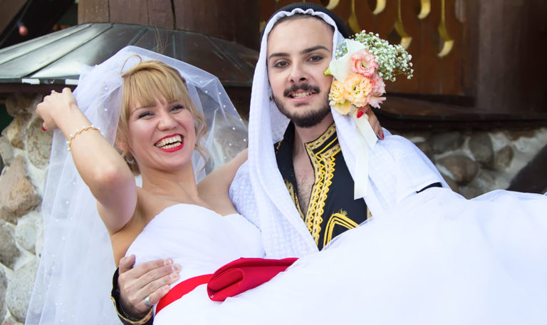 Bosnische Frauen heiraten immer mehr reiche Araber: So sieht ihr Leben aus