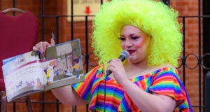 Eine Drag Queen liest Kindergeschichten bei der Drag Story Hour Show auf einem Marktplatz in Kanada vor. (FOTO: iStock/madsci)