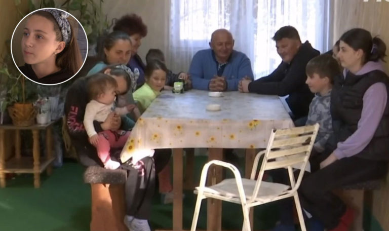 Mädchen lebt mit noch 16 Familienmitgliedern im Haus und hütet gerne Schafe