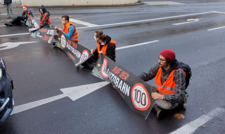 Neuer Klima-Protest: Aktivisten blockieren Öffis