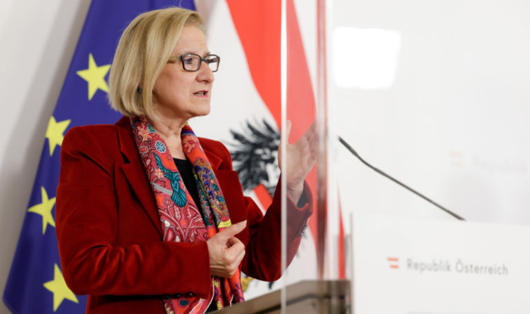 Mikl-Leitner will Strafen für Integrationsverweigerer auf 2.500 Euro erhöhen
