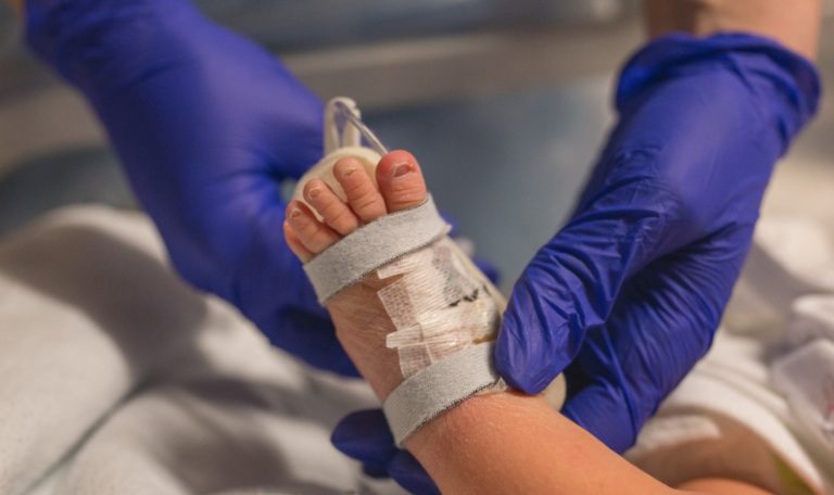 Oma schickt verstörende Nachricht an Eltern und springt mit Baby in Fluss