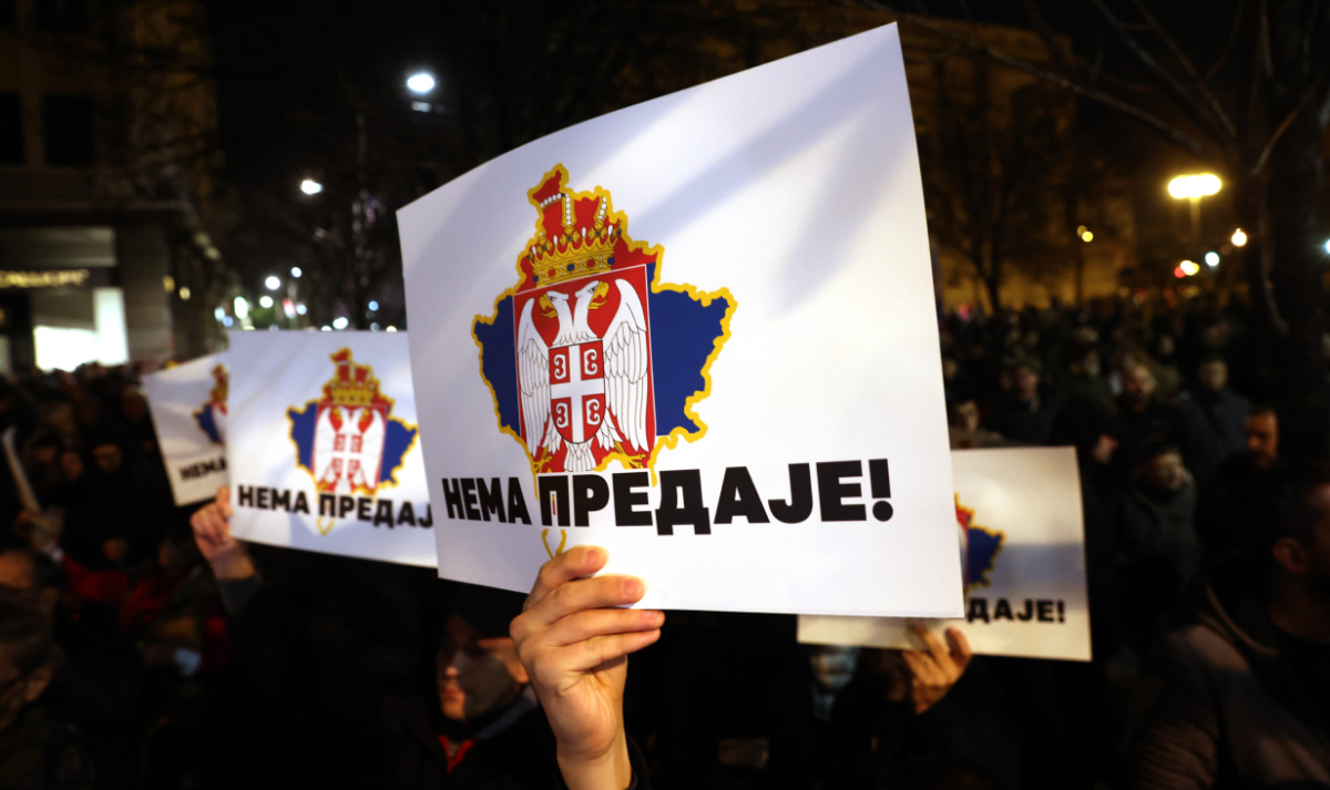 Demonstranten halten während einer Protestaktion in Belgrad (Serbien) am 15. Februar 2023 Schilder mit einer Karte des Kosovo in den Farben der serbischen Flagge und der serbischen Aufschrift 