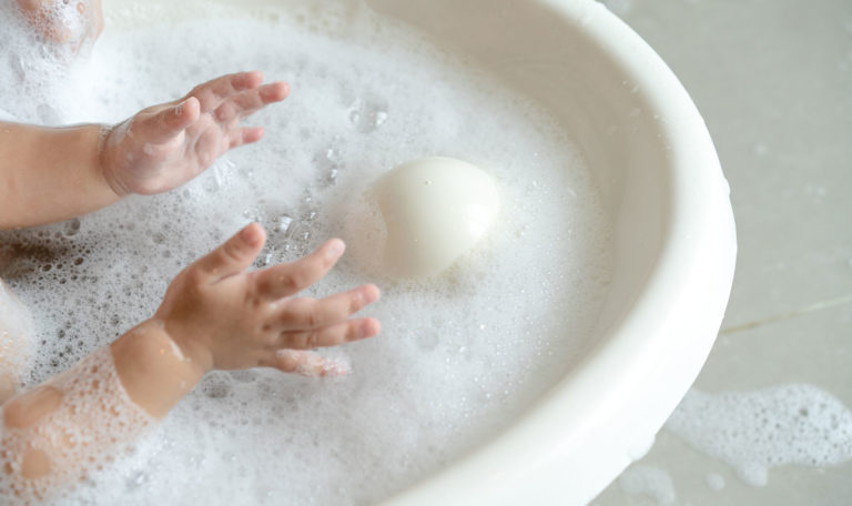 Vater zwingt Kinder im eiskalten Wasser zu baden