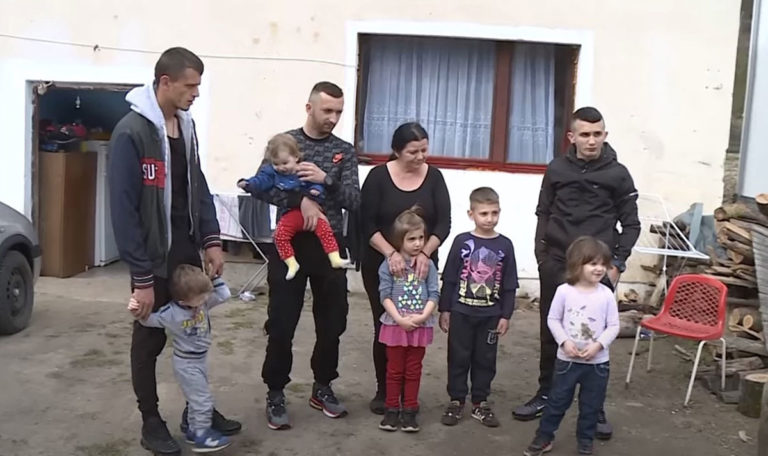 Mutter stirbt während Geburt und hinterlässt Mann sieben Kinder (VIDEO)