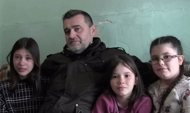 Mann spendet für Hauskauf einer sechsköpfigen Familie in Serbien (VIDEO)