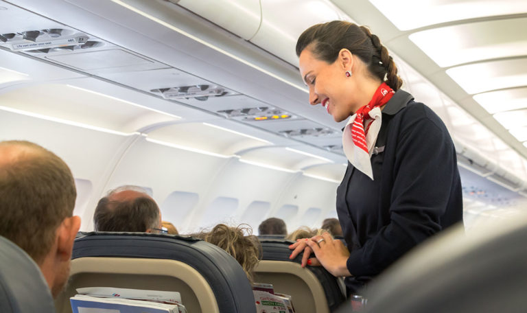 Flugbegleiterin warnt: Diese Schuhe sollten Sie niemals im Flugzeug tragen