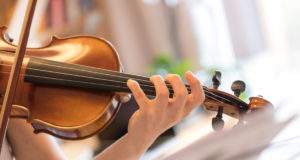 Eine Musikerin vergas eine wertvolle Geige im Zug. Die Polizei sucht danach. (FOTO: iStock/Patrick Daxenbichler)