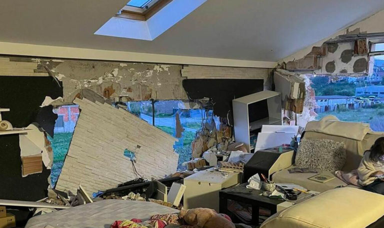 Ex-Ehemann zerstört mit Bagger das gesamte Haus (VIDEO)