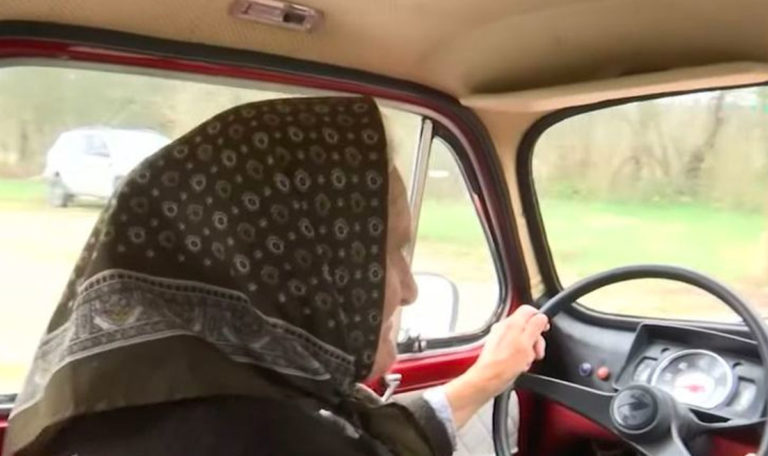 81-jährige lernt mit ihrem Enkel das Autofahren