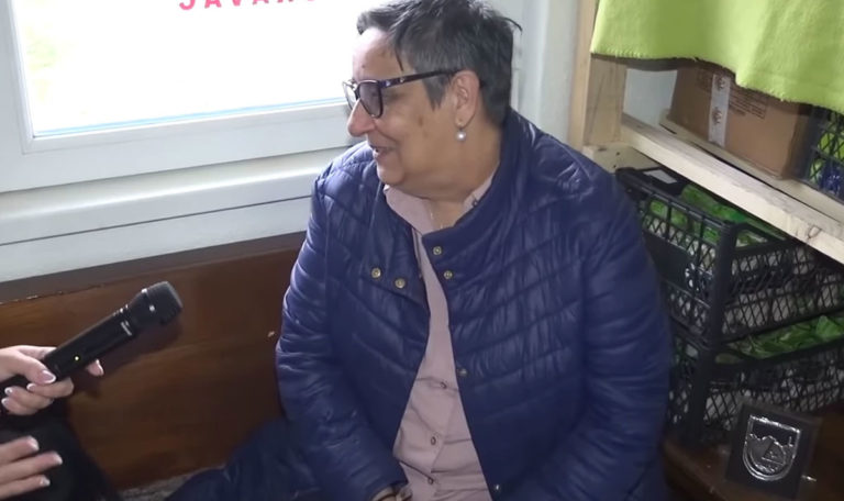 Oma verkauft Wohnung und eröffnet Tafel für Kinder