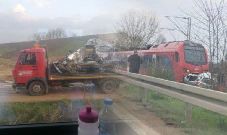 Auto-Zug-Kollision: Eine Frau stirbt (VIDEO)