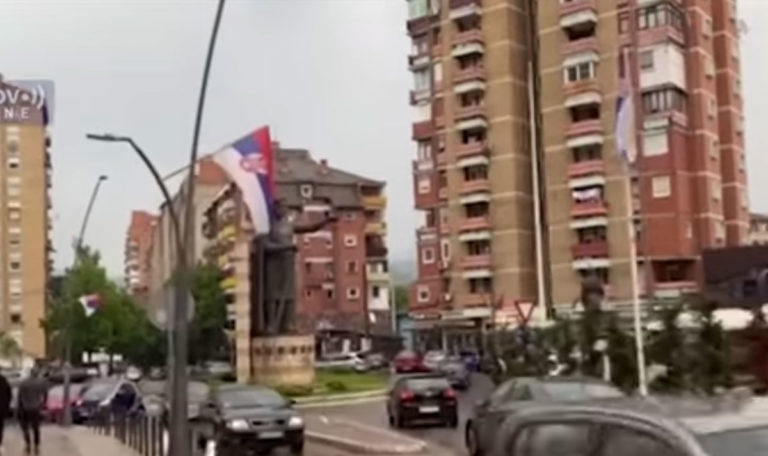 Kosovo: Eskalation mit Sirenen, Tränengas und Straßensperren