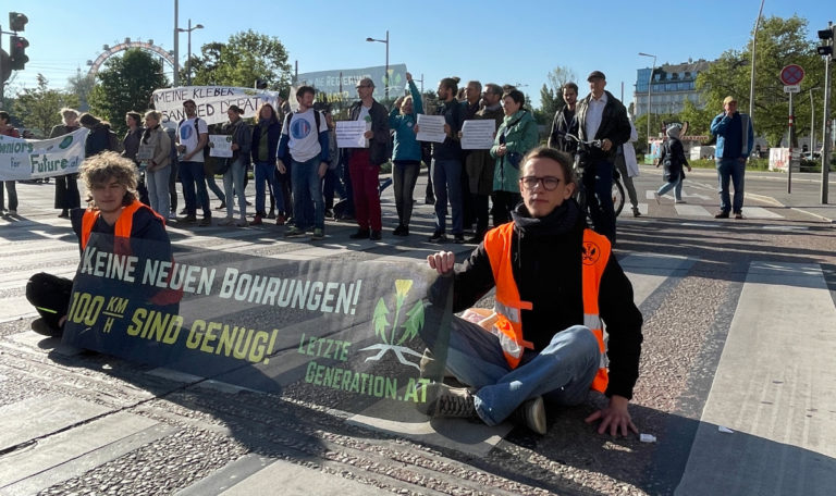Wien: Autofahrer schleifen Klimakleber von der Fahrbahn (VIDEO)