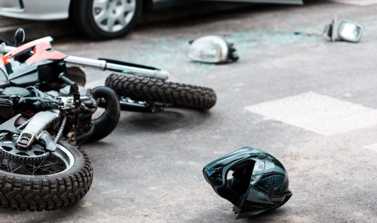 Drama: Motorrad kracht in E-Bikes – Hubschrauber im Einsatz