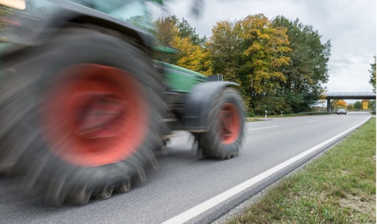 Traktor mit Anhänger voller Maturanten überschlägt sich