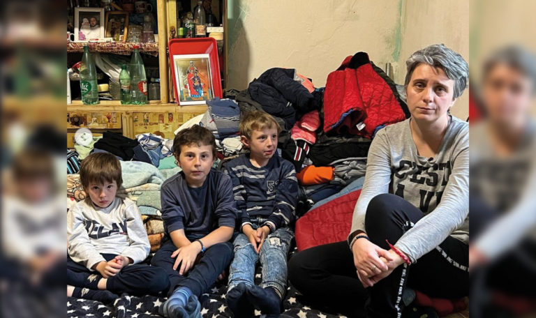 Alleinerziehende Mutter lebt mit drei Kindern in Garage (VIDEO)