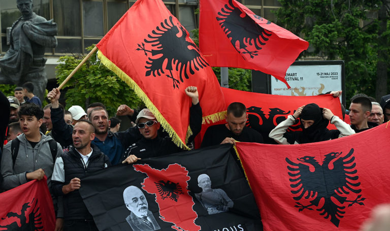 USA und Frankreich geben Kosovo die Schuld!