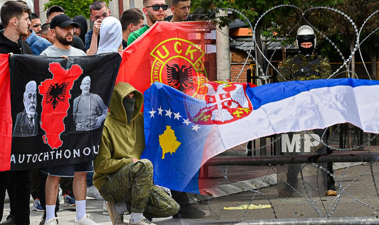 Gewaltausbrüche: EU droht Kosovo und Serbien mit Konsequenzen
