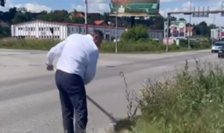 Dodik mäht eigenhändig Grünstreifen und sorgt für Aufsehen