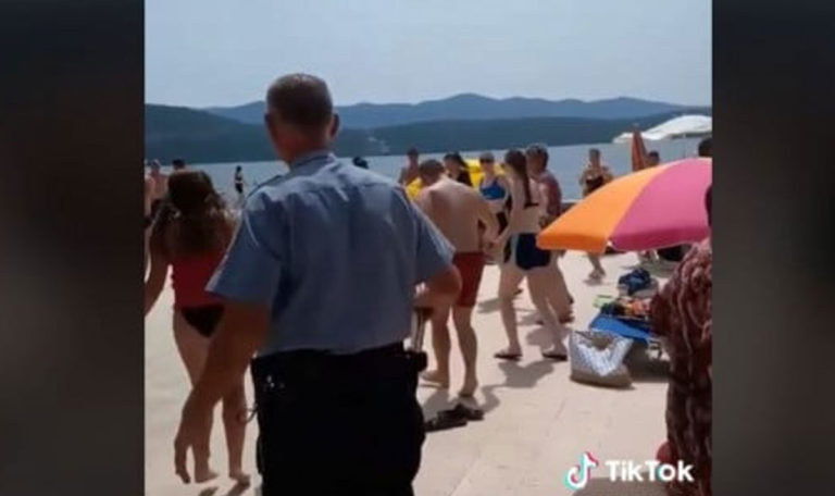 Neum: Badegäste tanzen Kolo und lösen Polizeieinsatz aus