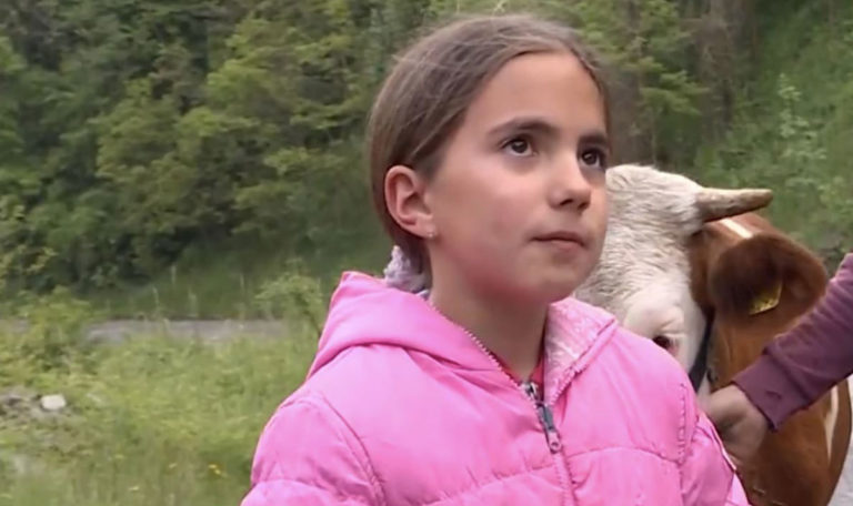 Tijana (9): Die mutige Kuhhirte geht täglich 8 Kilometer zur Schule