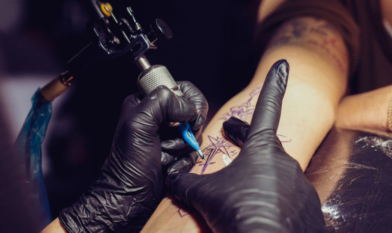 So schützt ihr euer frisches Tattoo im Sommer!
