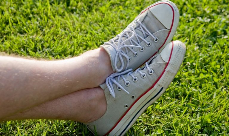 Wofür dienen die beiden unteren Löcher an den Sneakers?
