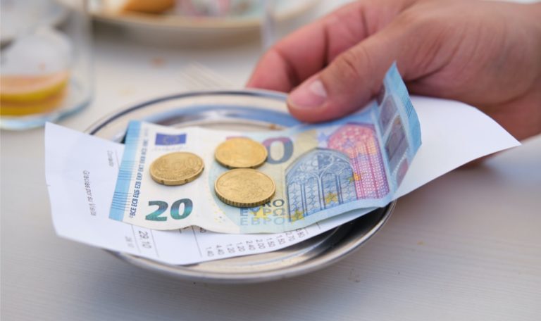 In diesem Land werden Sie den Kellner beleidigen, wenn Sie Trinkgeld geben