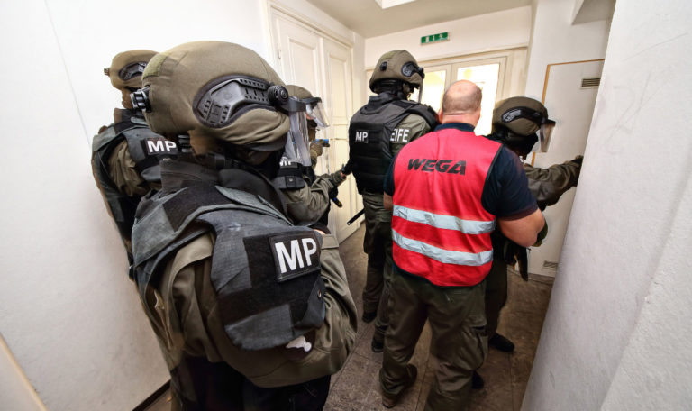 WEGA-Einsatz in Favoriten: Mann zielt mit Gewehr aus Fenster