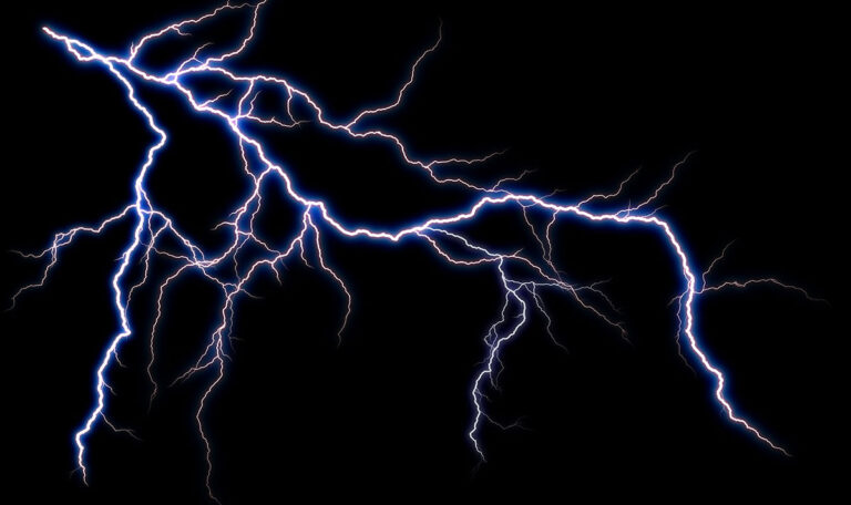 Überlebenskampf im Gewitter: Landwirt von Blitzschlag getroffen und gerettet