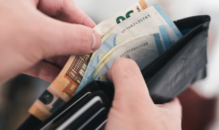 Alles neu: Ab diesem Einkommen zahlt ihr 2024 Steuern