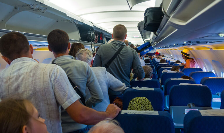 Das solltet ihr niemals beim Fliegen anziehen