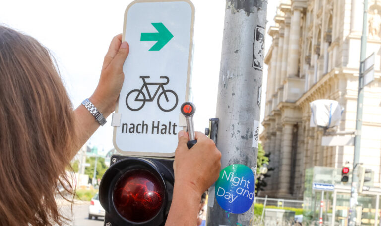 Wiener Straßenverkehr: mittlerweile 469 Rechts-Abbiege-Ampeln für Fahrräder