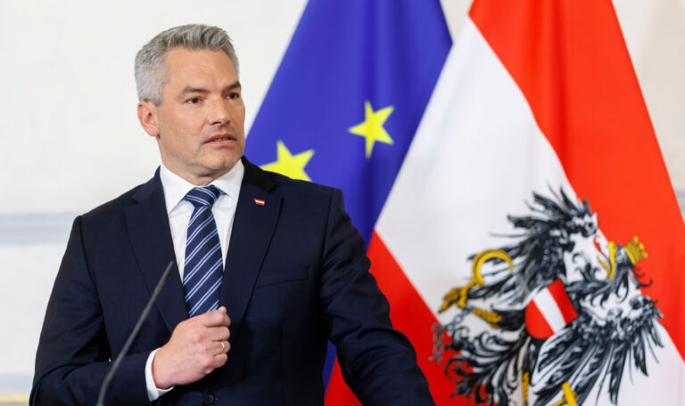 Jetzt reicht’s! Nehammer will Asylanten Geld streichen