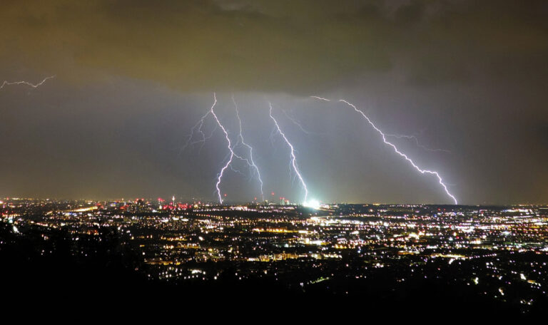 Gewitter: Donauturm dreht sich nicht mehr