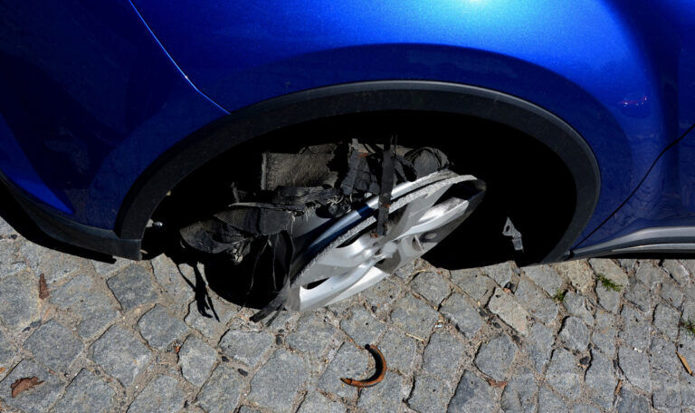 Nach Unfall: Senior fährt nur mit Felgen auf Autobahn weiter