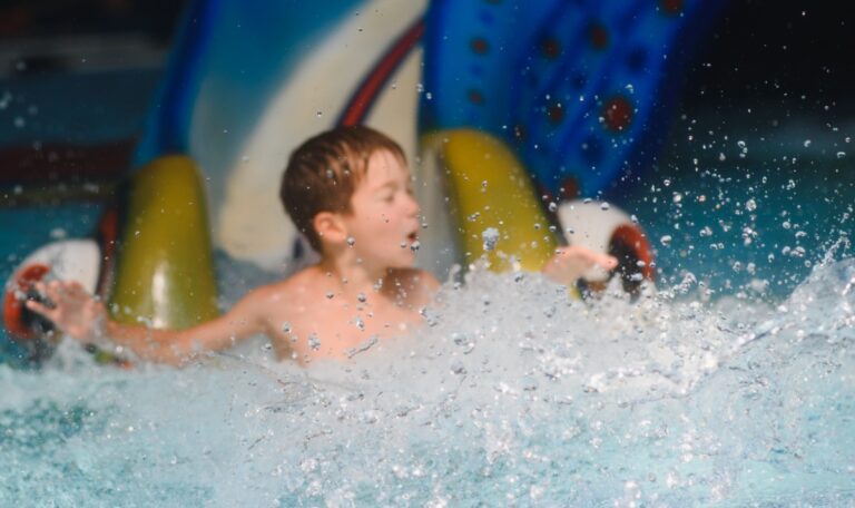 Junge erleidet Gehirninfektion nach Besuch des städtischen Schwimmbads