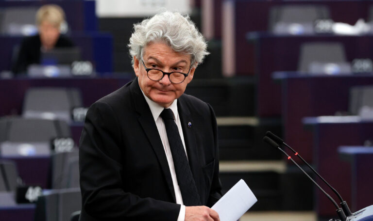 EU droht mit Blockade von Social-Media-Riesen