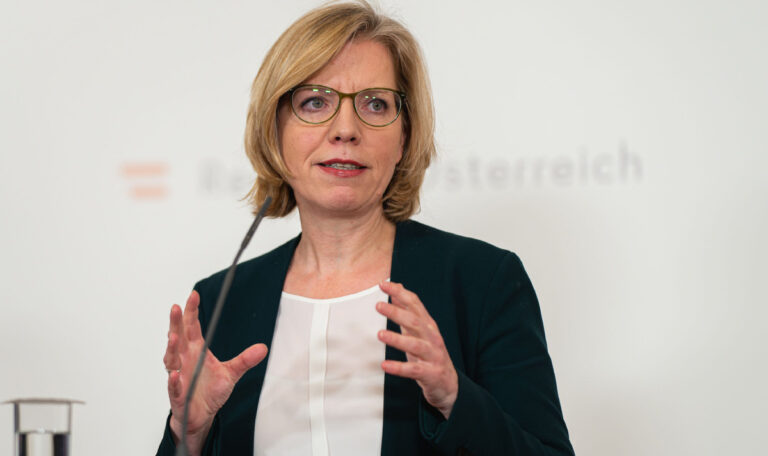 Ministerin widersetzt sich Kanzler-Machtwort: Schlammschlacht um Naturgesetz