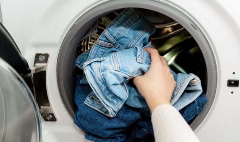 Revolution in der Textilpflege: Jeans-Farbverlust adé