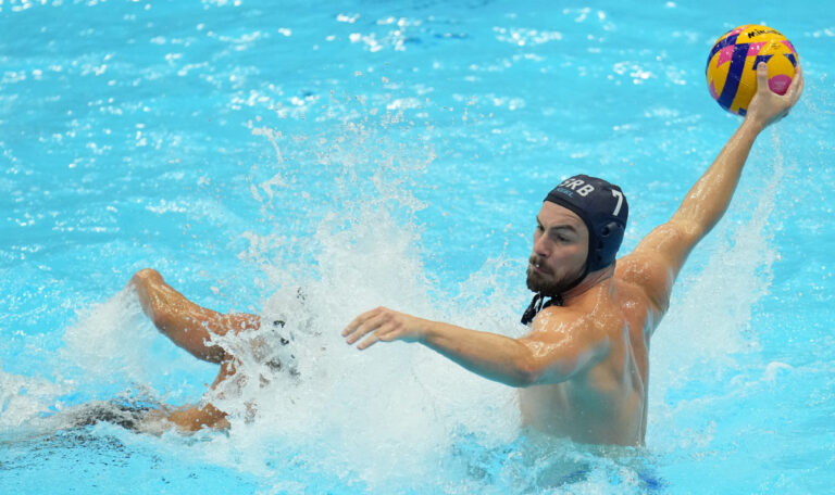 Serbien stürmt ins Wasserball-Halbfinale