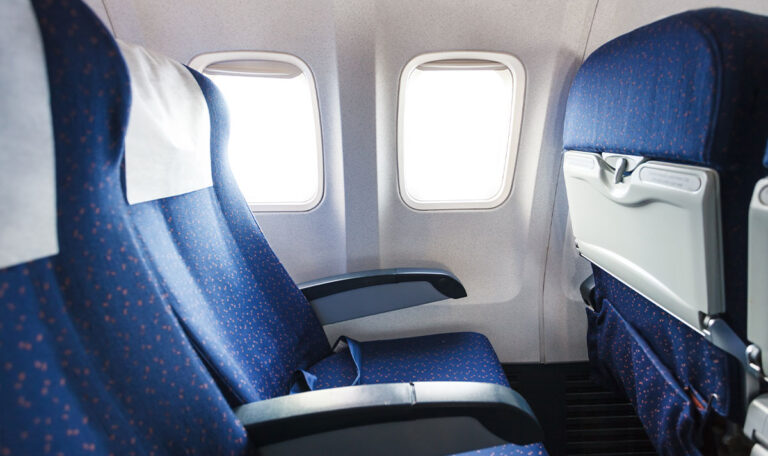 So ist der Platz neben euch im Flugzeug immer frei!