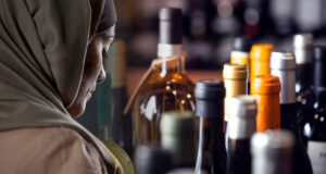 FRAU_HIJAB_ALKOHOL