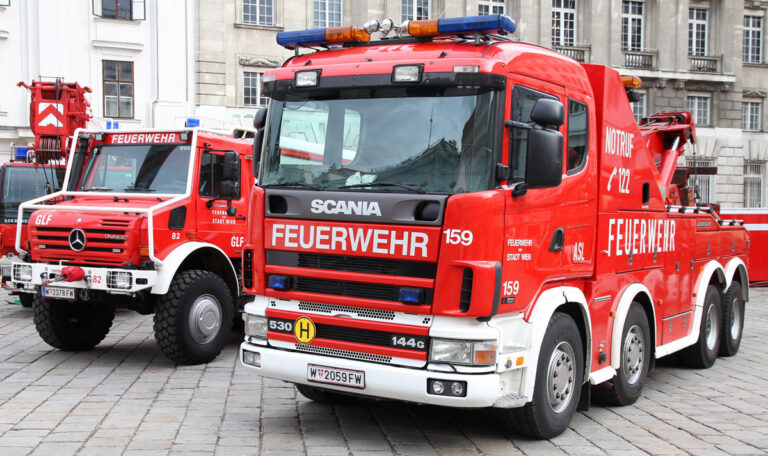 Feueralarm in Wien: BMW-Autohaus in Flammen
