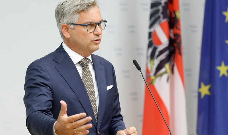 Österreichs Budget 2024: mehr Geld für Waffen als für Entlastungen