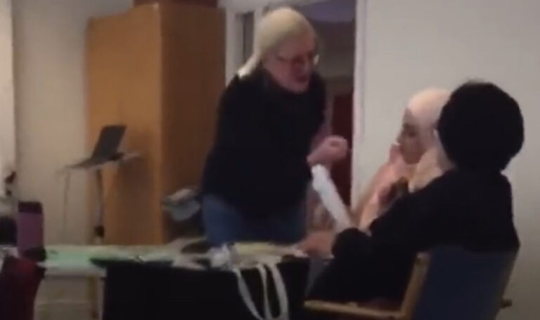 Rassistische Lehrerin demütigt Muslimische Schülerin: „Sag Penis!“ (VIDEO)