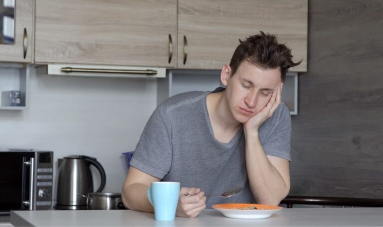 Warum du nach dem Essen oft müde bist – und wie du dem entgegenwirkst