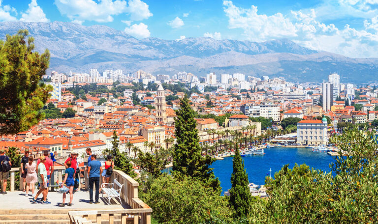 Split: Touristin uriniert mitten in der Stadt